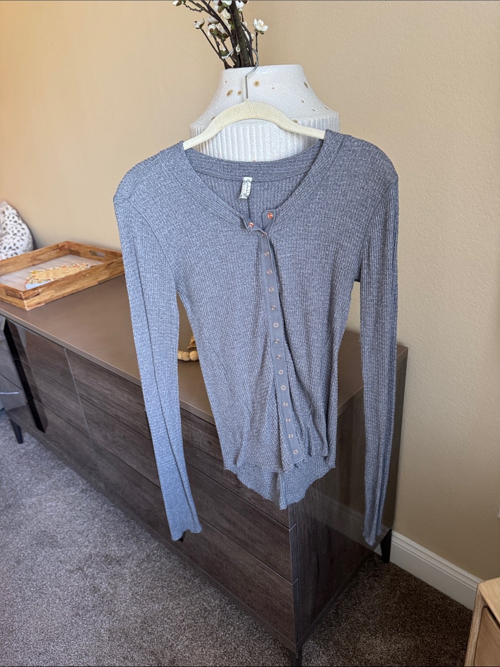 Free People. EUC. Women's Long-Sleeve Ribbed Snap Top - Gray